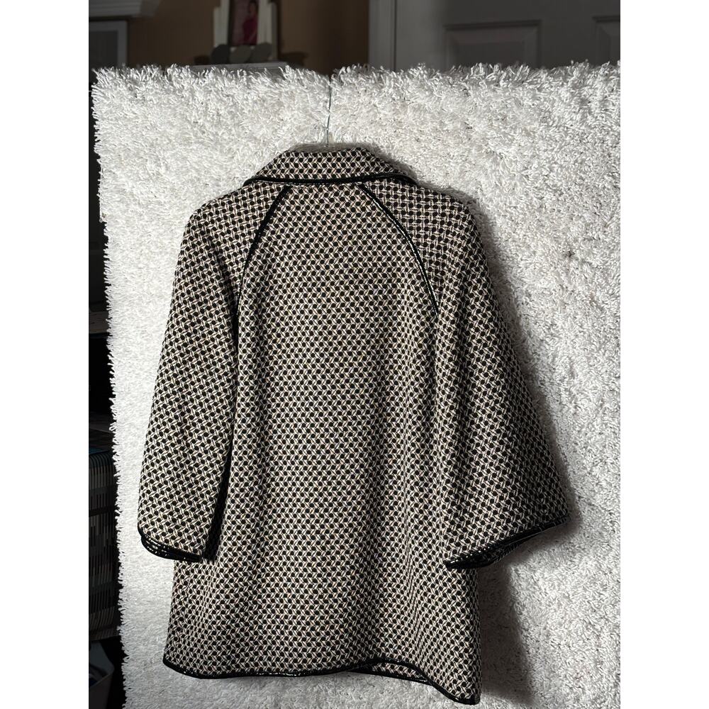 WOMEN'S TWEED CREAM AND BLACK JACKET.